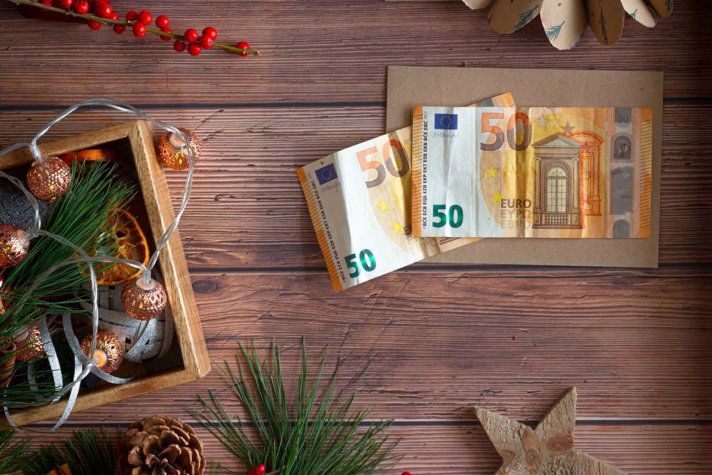 Ces billets représentent l'argent liquide et sont liés aux achats personnels. La couleur principale est le vert, qui évoque la richesse et la prospérité. Le billet le plus grand se trouve au milieu et les autres semblent être empilés autour de lui. Cette photo montre à quel point il est facile d'accéder à des liquidités pour effectuer des transactions commerciales.