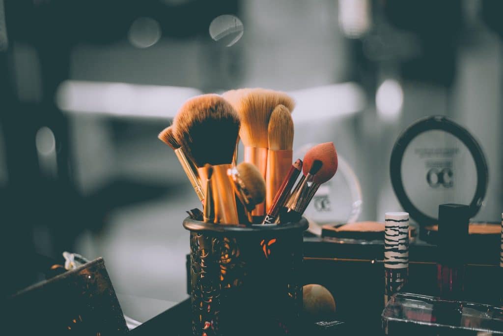 Sur cette image, on peut voir un pinceau à maquillage de teint avec des poils blancs doux et soyeux. Sa forme est arrondie et sa tête est large, ce qui permet d'appliquer le fond de teint sur la peau en douceur et uniformément. La longue manche est conçue pour faciliter la prise en main et l'utilisation du pinceau.