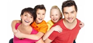 Montessori : Une photo de deux personnes, un parent et un enfant, qui se tiennent par les mains et s'amusent ensemble.