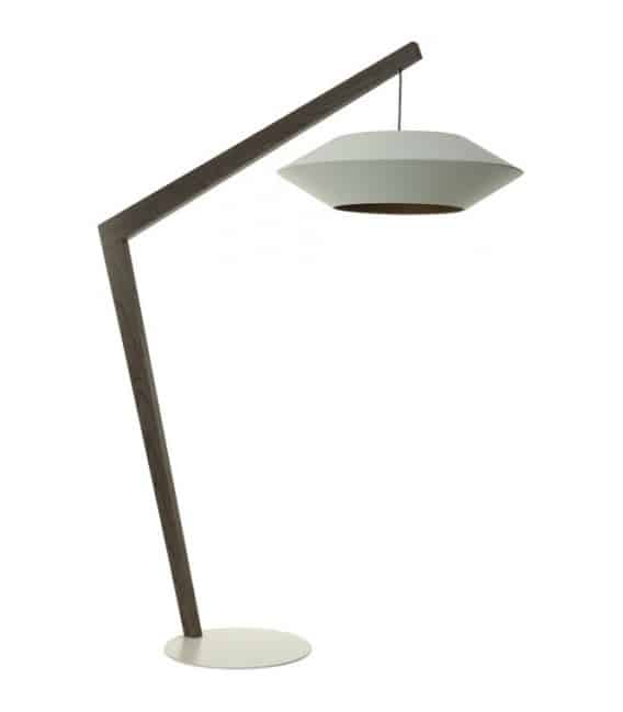 Cette image montre un lampadaire moderne et élégant, dont le style est très contemporain. Sa silhouette est gracieuse et aérienne, caractérisée par des lignes épurées et une couleur argentée brillante. Son abat-jour arrondi en tissu blanc se démarque de la base métallique, apportant une touche supplémentaire de sophistication à son design. La combinaison harmonieuse de matières et de formes donne à ce luminaire une allure intemporelle qui s'intègrera parfaitement dans tous les types d'intérieurs.