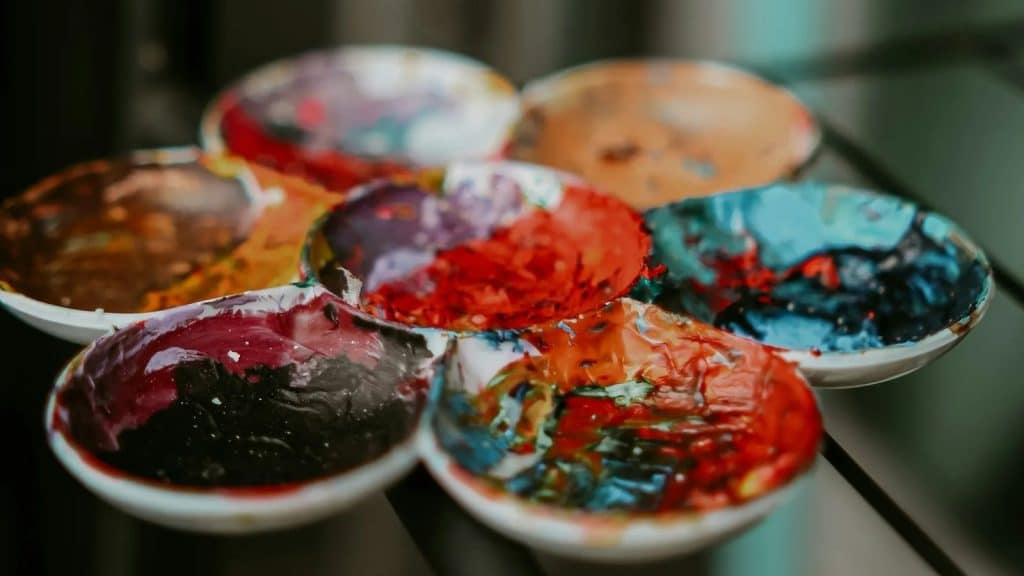 Palette de peintre avec des mélanges de couleurs vives pour illustrer le choix des teintes de rénovation.