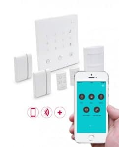 Cette photo illustre une alarme sans fil moderne et performante, composée d'un détecteur de mouvement et d'un pavé numérique, capable de protéger votre maison et de vous alerter en cas d'intrusion. Elle offre une sécurité optimale grâce à un système de surveillance intégré et à une technologie avancée, pour vous offrir une tranquillité d'esprit et une paix absolue.