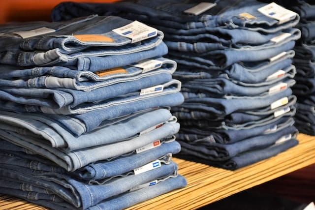 Cette image montre un pantalon en jeans bleu clair. Le tissu est léger et de qualité supérieure, avec des détails fins tels que des poches zippées sur les côtés et des revers bien taillés. Les coutures sont solides et conçues pour résister à une usure quotidienne. La coupe est près du corps, mais elle n'est pas trop serrée et offre une liberté de mouvement confortable. Il est idéal pour le style décontracté ou élégant, selon la façon dont il est porté.