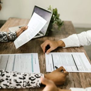 Cette image montre une main humaine tenant un stylo et signant un contrat d'assurance. La signature est le symbole de la confirmation, du sceau et de l'engagement pour honorer les termes du document. Le contrat d'assurance offre une protection financière contre des risques imprévus ou catastrophiques qui peuvent entraîner des pertes considérables.