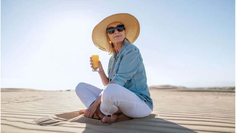 femme au soleil, sur le sable